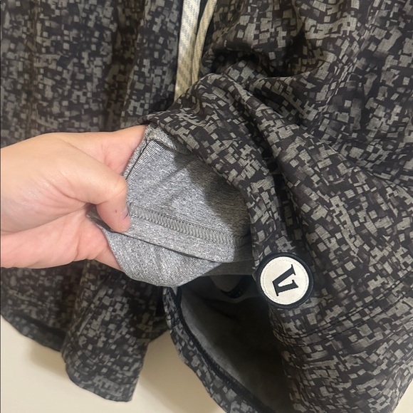 EUC Vuori Men’s Kore 8” Shorts Grey Black Digital Medium - Picture 4 of 5